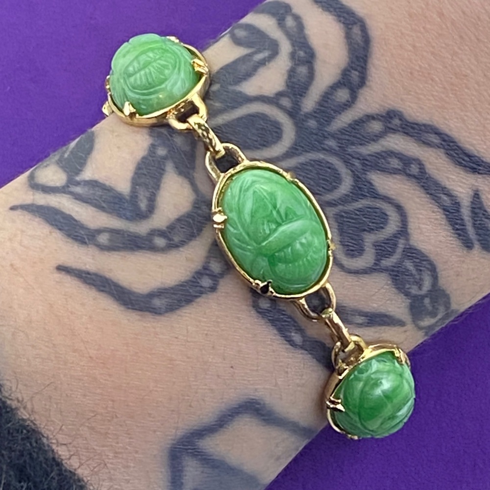 💛 Vintage Gold Tone Green Lucite Scarab Cabochon Bracelet - Picture 9 of 10